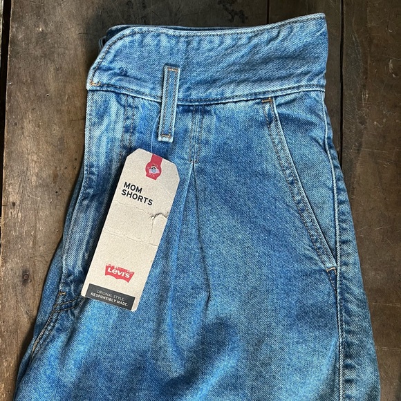 LEVIS MOM SHORTS SIZE 30 HIGH RISE RELAXED A LINE - Picture 1 of 16